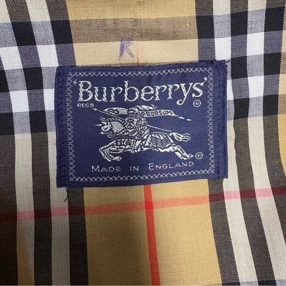 Burberry trench coat. - Picture 13 of 14